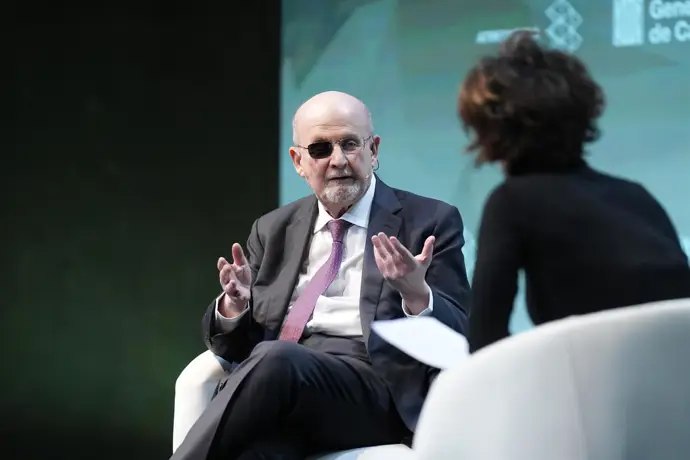 Rushdie critica a Trump por transformar al partido republicano en una secta, comparándolo con un