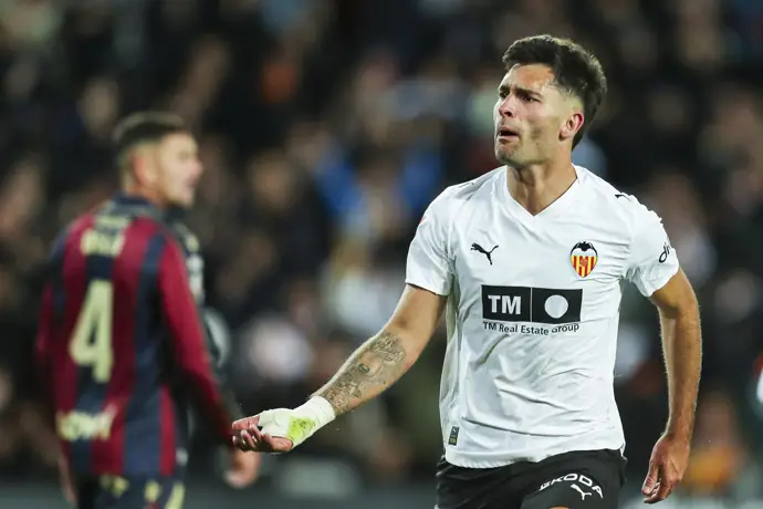 Un golazo de Hugo Duro decide el derbi valenciano a favor de los 'ches'