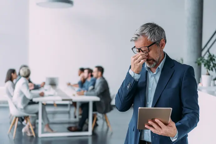 Tu jefe no es un depredador, pero tu mente reacciona como si estuvieras en la jungla diaria