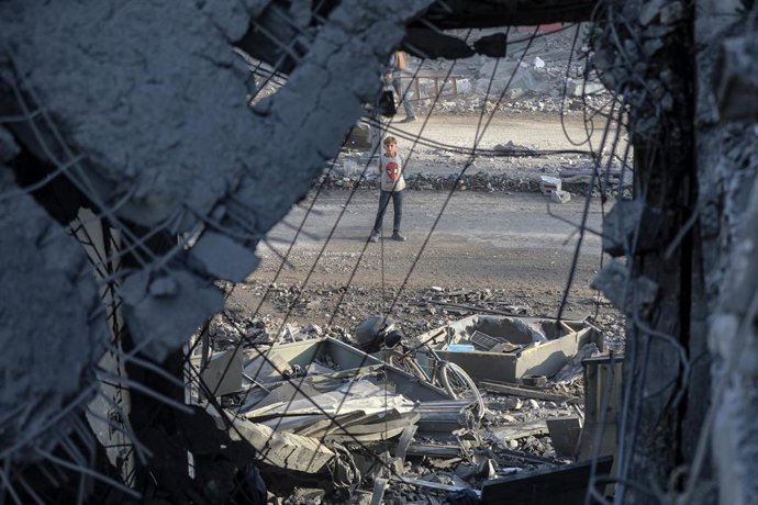Un ni&ntilde;o palestino frente a un edificio alcanzado en un bombardeo de Israel contra el barrio de Al Zeit&uacute;n, en la ciudad de Gaza, situada en el norte de la Franja, a pesar del alto el fuego en vigor desde el 10 de octubre (archivo)