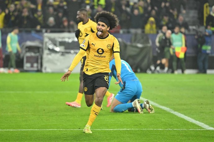 Karim Adeyemi celebra un gol con el Borussia Dortmund.