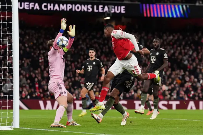 El Arsenal mantiene su pleno, el PSG da la vuelta al marcador y el Liverpool se desmorona