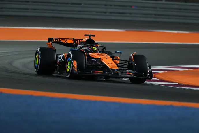 Piastri logra la pole para la Sprint en Catar, mientras Verstappen sufre un daño en su quilla