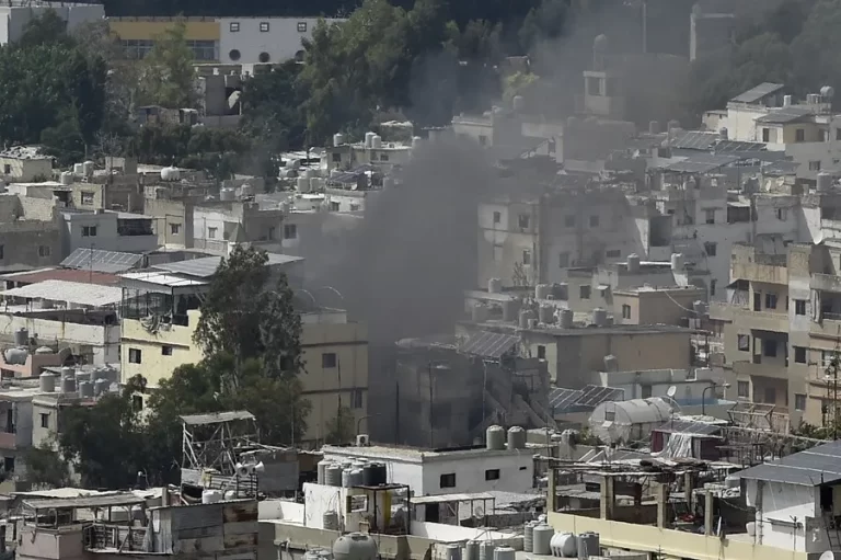 Al menos 13 fallecidos en ataque aéreo israelí al mayor campo de refugiados palestinos en Líbano