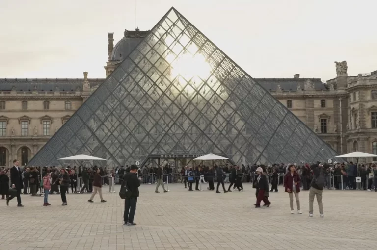 Detienen a mujer por complicidad en el robo del Louvre; otro sospechoso es liberado