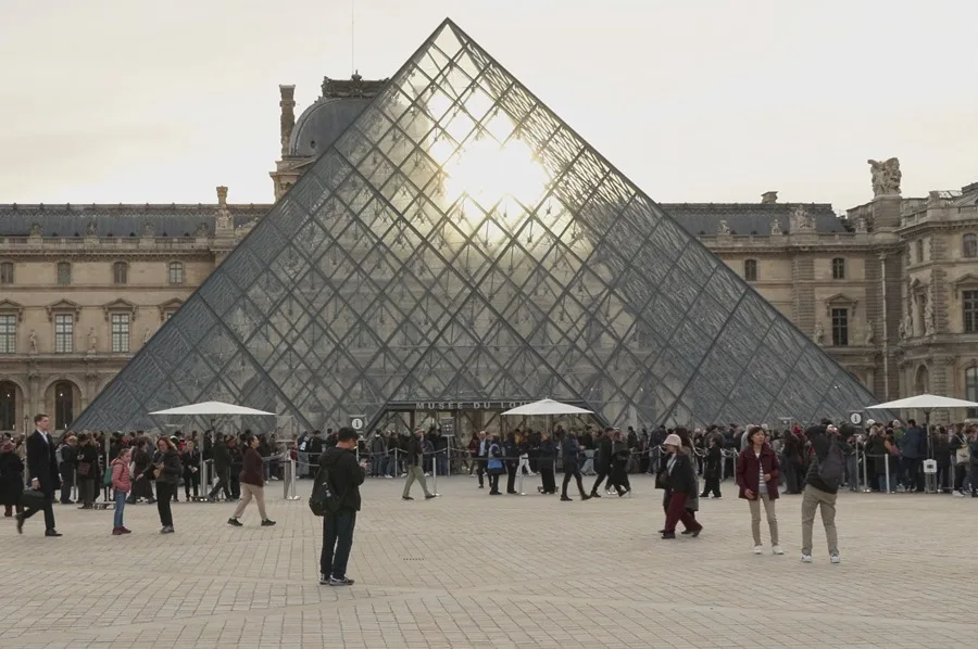 Detienen a mujer por complicidad en el robo del Louvre; otro sospechoso es liberado
