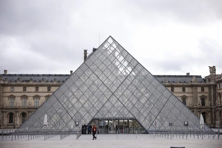 Exterior del museo del Louvre.