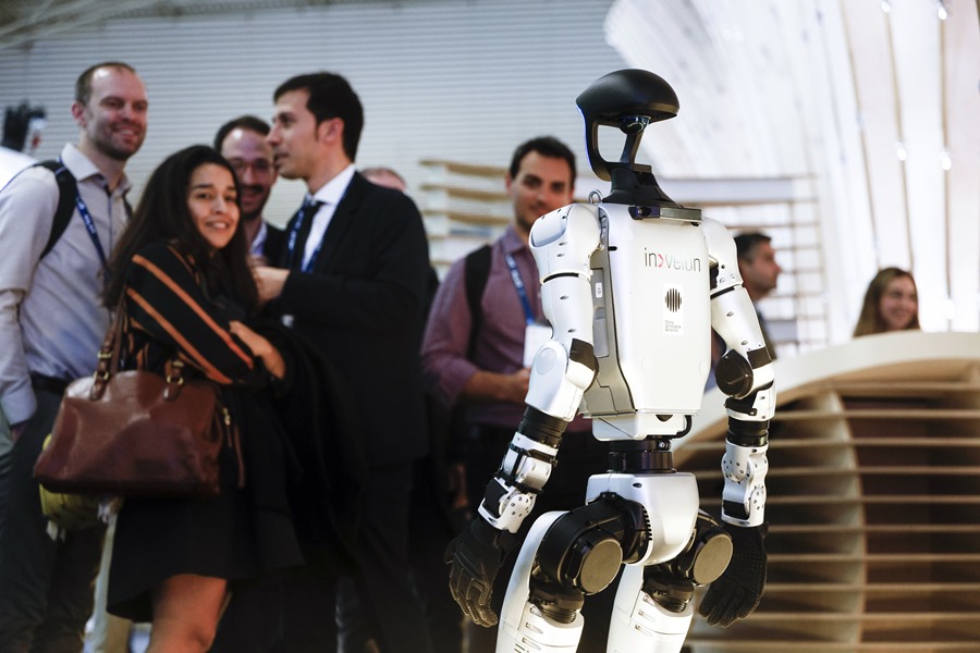 Un robot humanoide (G1) de 1,3 metros de altura dise&ntilde;ado para mostrar el impacto de la rob&oacute;tica en distintos sectores interact&uacute;a con el p&uacute;blico en el stand de la Fundaci&oacute;n Mobile World Capital Barcelona