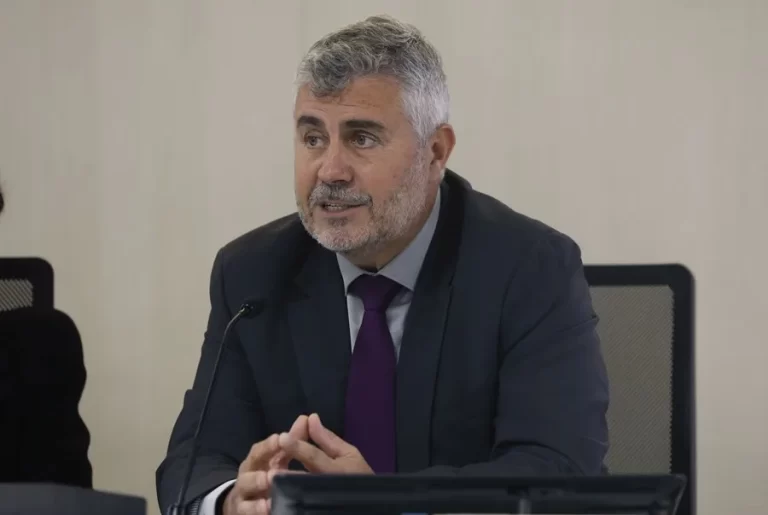 El presidente de EFE, Miguel Ángel Oliver, afirma que sin periodismo no hay democracia