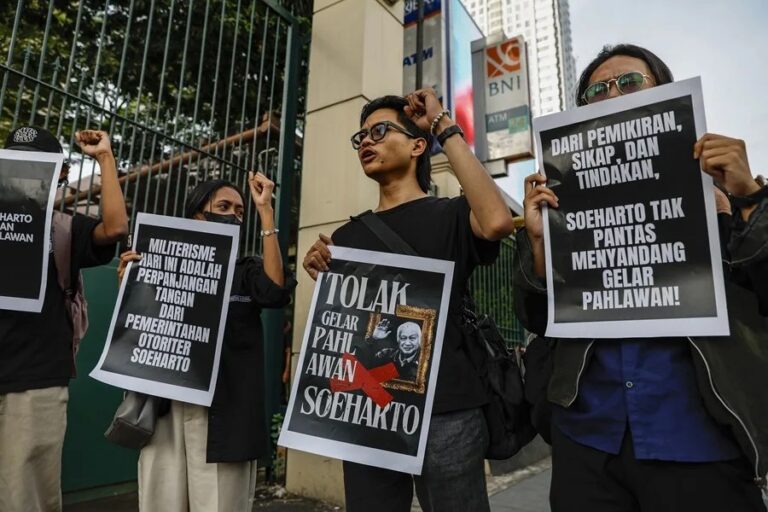 Una protesta con pancartas y carteles en contra del reconocimiento del fallecido presidente Suharto como héroe nacional