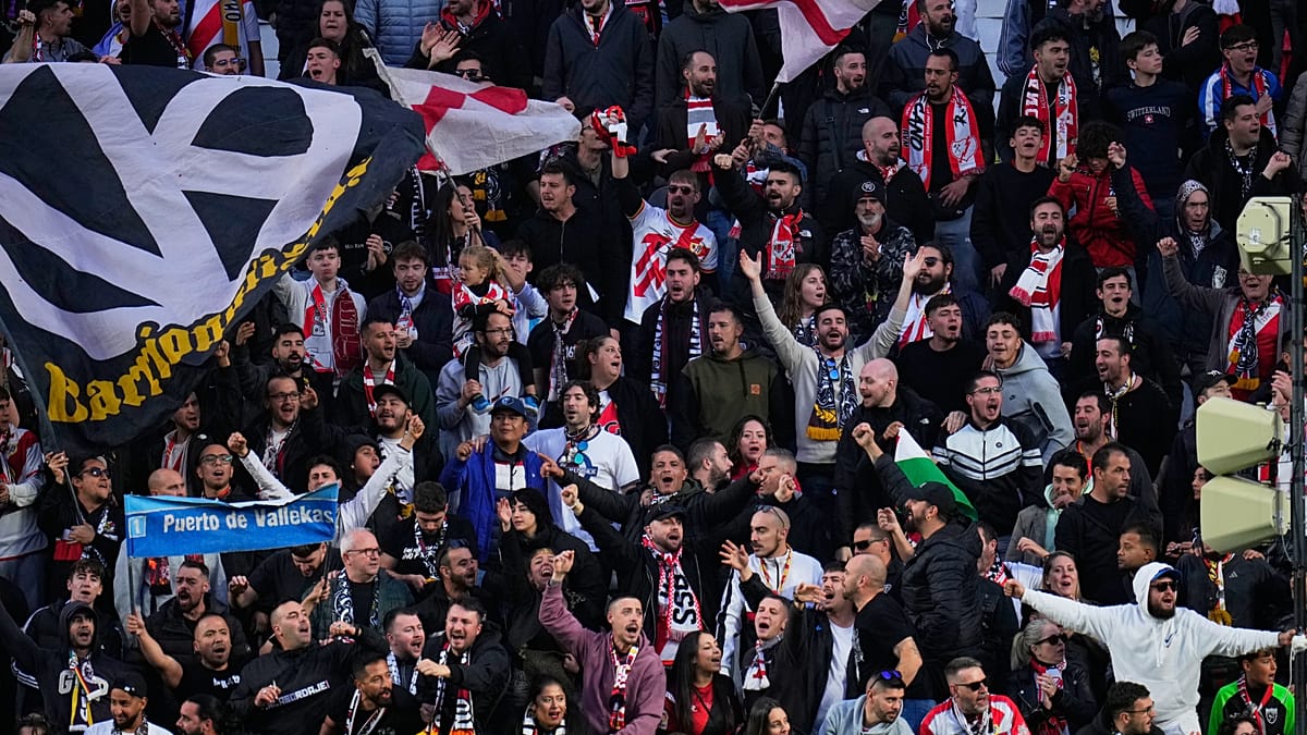 Aficionados del Rayo Vallecano sufrieron un ataque de encapuchados en Polonia durante su visita