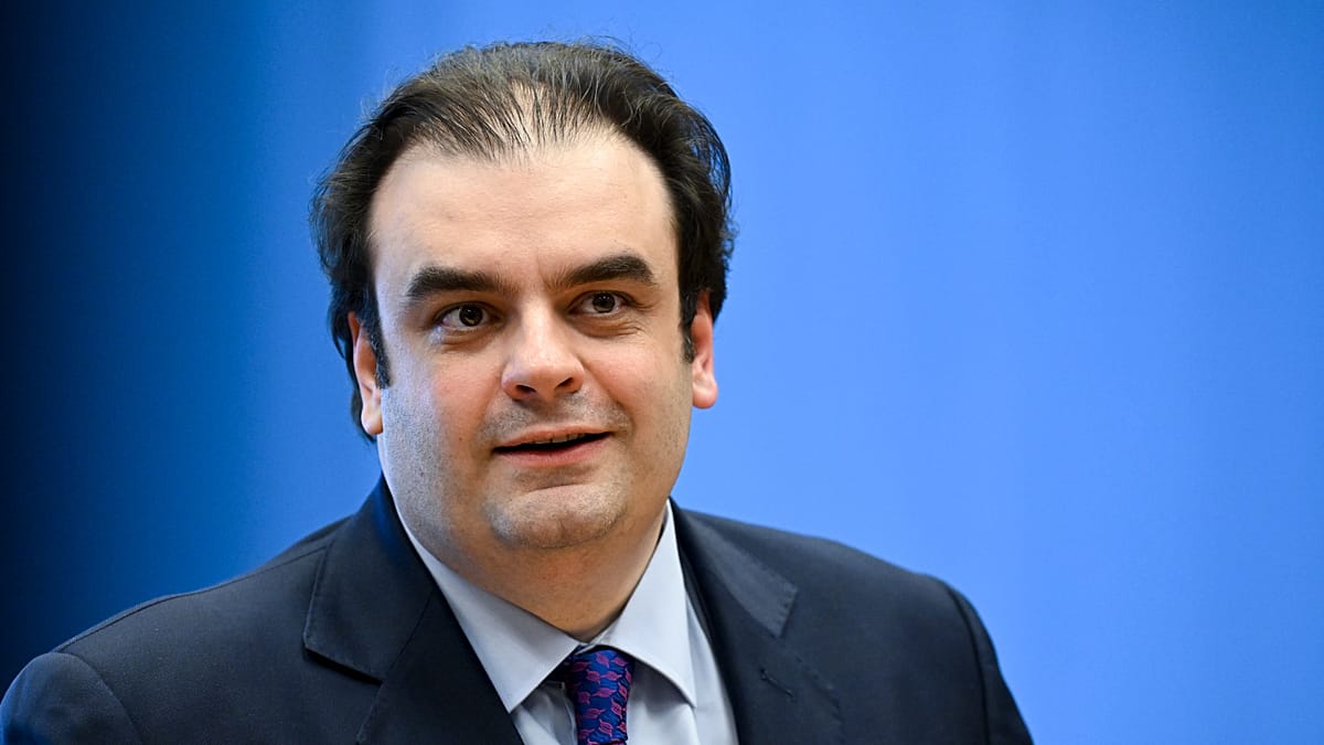 Pierrakakis hace historia al ser el primer presidente griego del Eurogrupo en su reunión desde