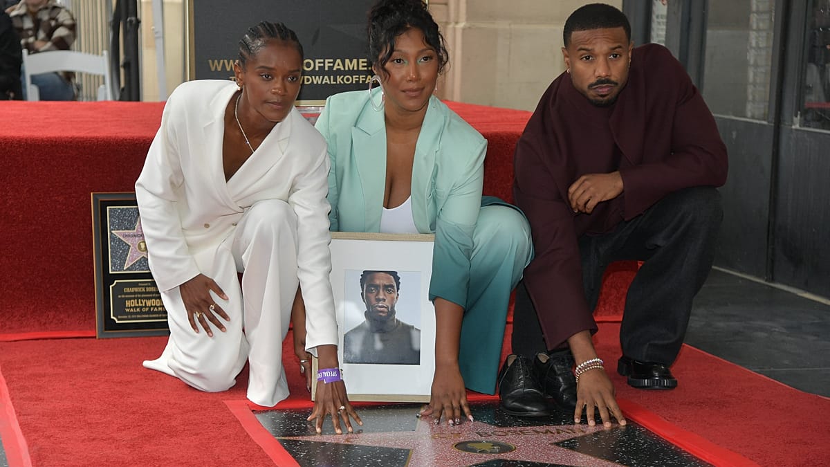 Chadwick Boseman recibe póstumamente una estrella en el Paseo de la Fama de Hollywood