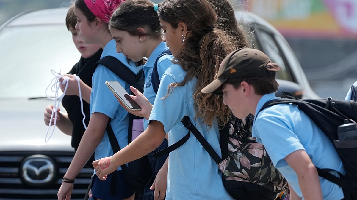 Australia prohíbe a los menores de 16 años el uso de redes sociales para proteger su seguridad