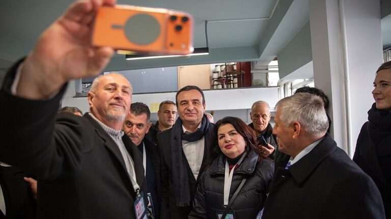 Kosovo lleva a cabo elecciones parlamentarias tras meses de inestabilidad política y