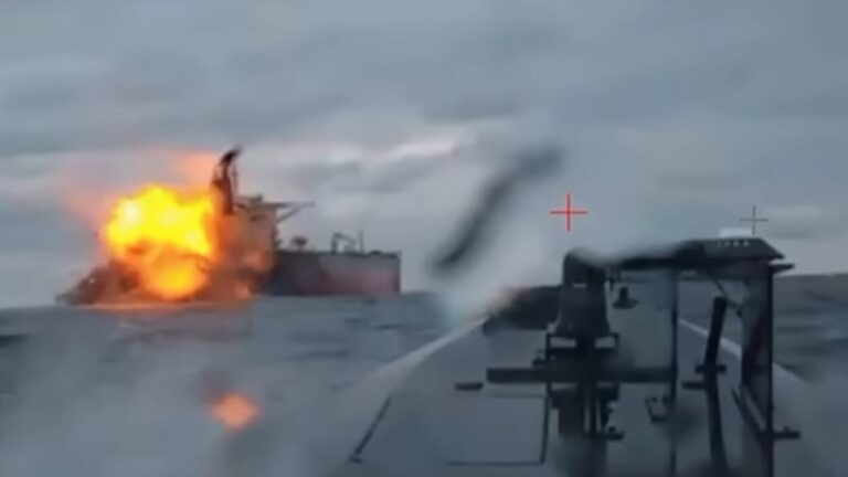 Kiev ataca otro buque de la flota fantasma rusa en un nuevo golpe militar significativo
