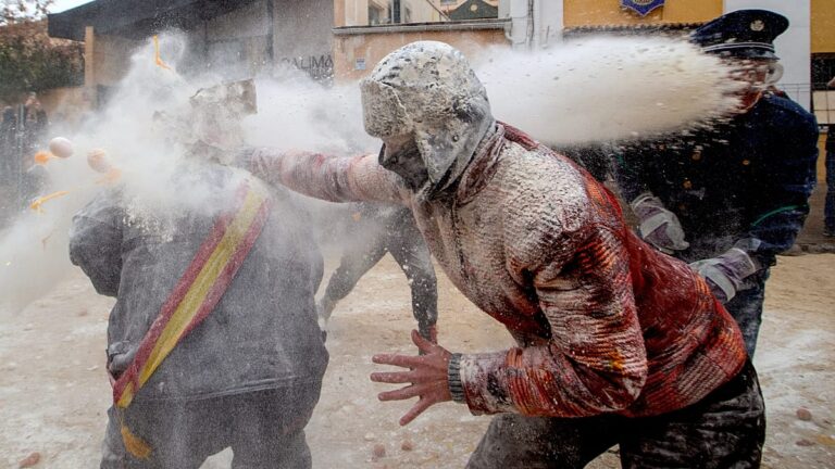 Els Enfarinats es una fiesta en España donde se lanzan harina y huevos en un divertido