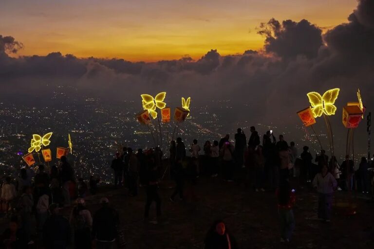 Las luces del mundo brillan en la Navidad colombiana en el cerro Monserrate de Bogotá