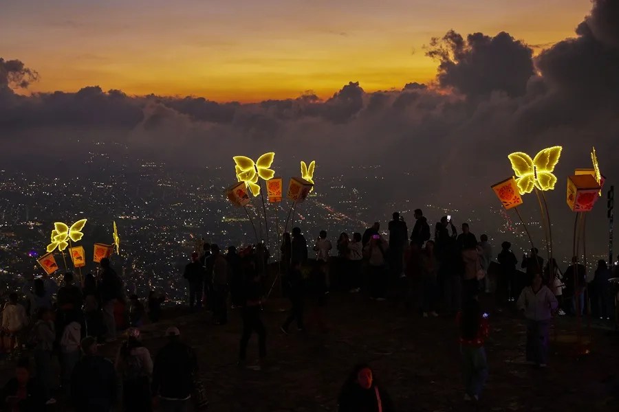 Las luces del mundo brillan en la Navidad colombiana en el cerro Monserrate de Bogotá