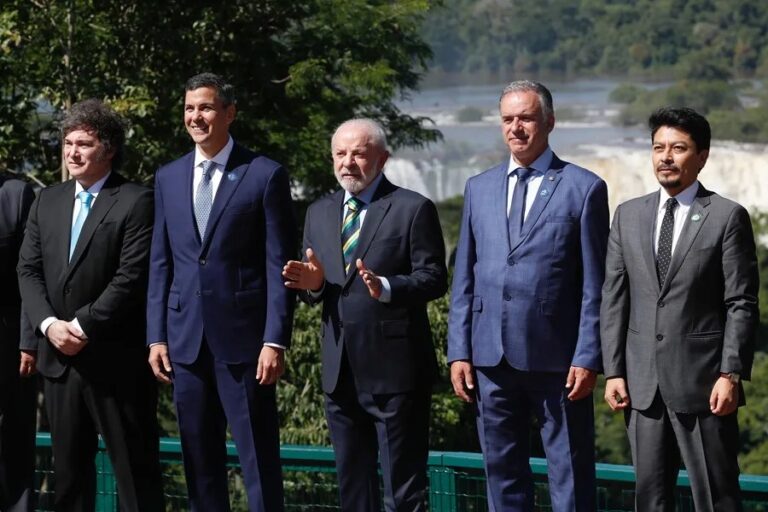 Milei pide a Mercosur que apoye la presión militar de EE.UU. sobre Venezuela