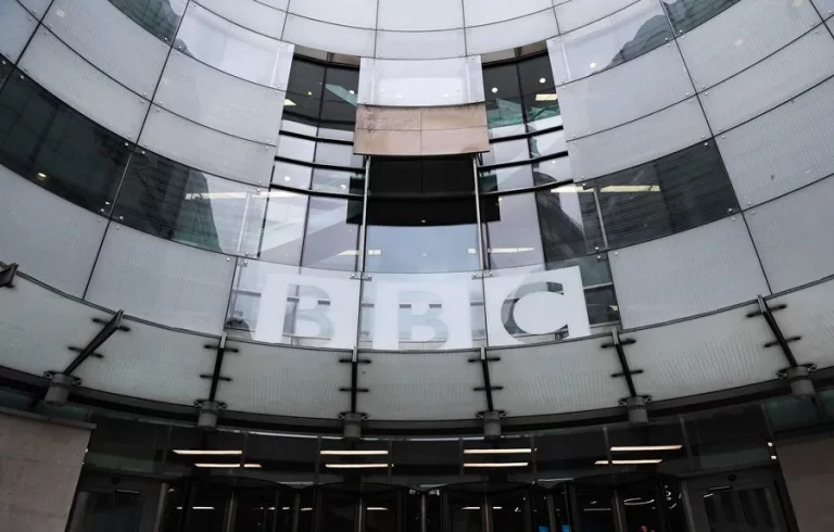 Trump presenta una demanda contra la BBC por difamación y reclama hasta 5.000 millones de dólares
