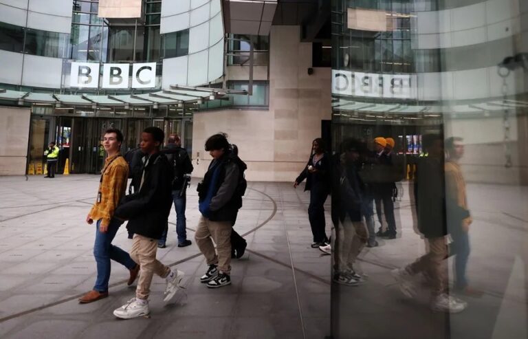 La BBC cierra un año de tensiones en su enfrentamiento con Trump