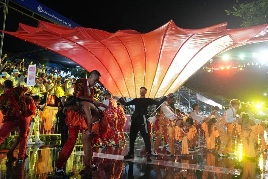 M&aacute;s de 2.000 bailarines abren la Feria de Cali en el tradicional Sals&oacute;dromo