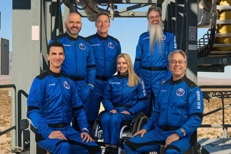 Blue Origin marca un hito al llevar al espacio a una persona en silla de ruedas gracias a Canarias
