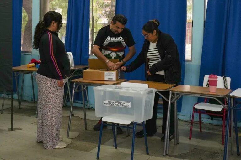 Colegios electorales abren en Chile para la segunda vuelta presidencial entre Jara y Kast