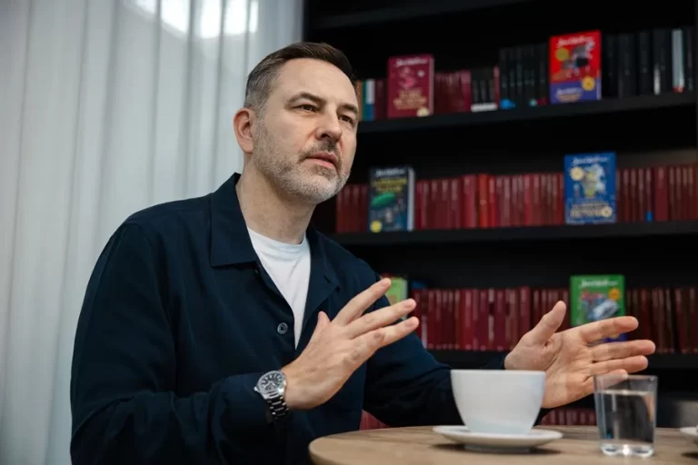 David Walliams desmiente "rotundamente" las acusaciones de acoso a mujeres según EFE.