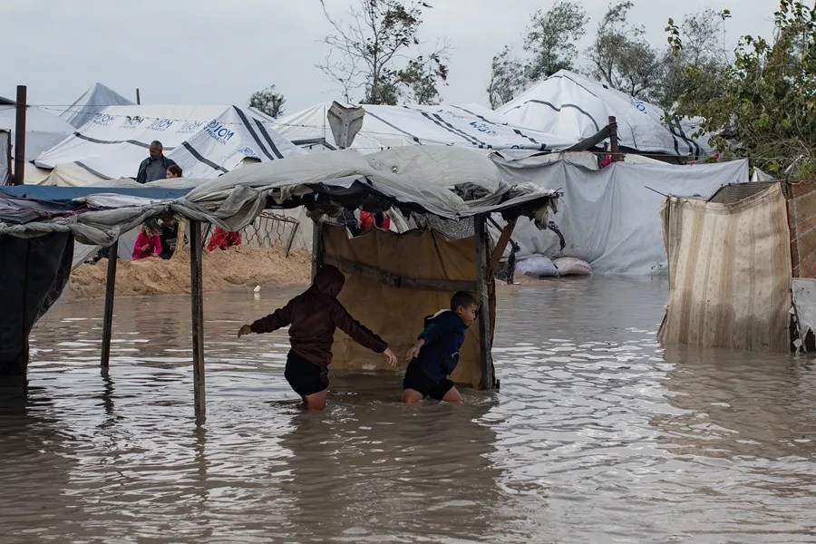 Temporal de lluvia y fr&iacute;o en Gaza