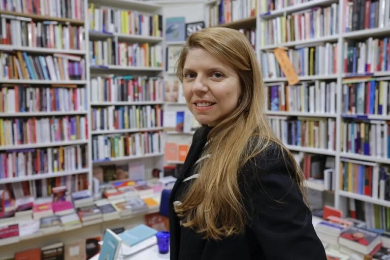 miriam reyes, galardonada con el premio nacional de poesía, presenta una novela sobre la