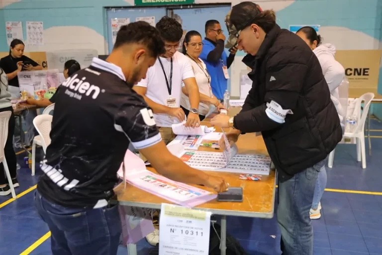 El conteo de votos avanza lentamente mientras el candidato respaldado por Trump lidera en Honduras