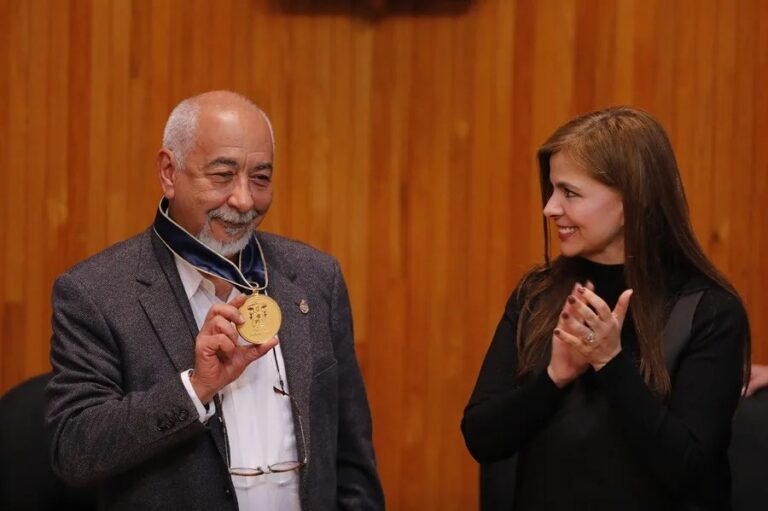 Leonardo Padura es homenajeado en México con un doctorado honoris causa por su destacada obra