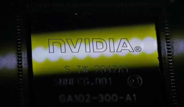 Donald Trump afirma que Nvidia enviará el chip H200 a clientes en China, pagando un 25 % a EE.UU.