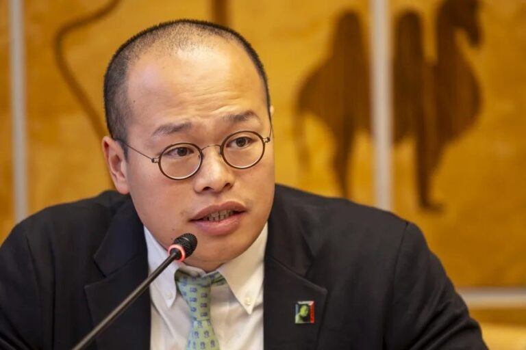 Sebastien Lai pide al Gobierno británico priorizar la liberación de su padre Jimmy Lai. En la imagen, Sebastien Lai, hijo del empresario Jimmy Lai, durante una rueda de prensa en Ginebra, Suiza, en una imagen de archivo. EFE/EPA/SALVATORE DI NOLFI
