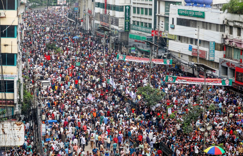 Miles de personas dan la bienvenida en Bangladés al líder opositor exiliado antes de las