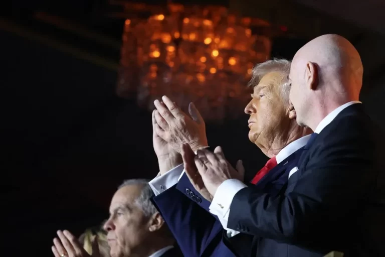 Donald Trump recibe el primer premio FIFA de la Paz, según EFE
