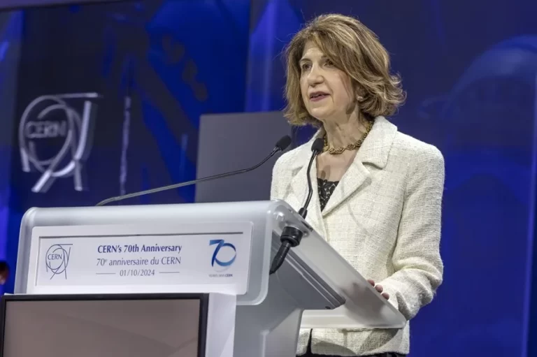 Fabiola Gianotti deja la dirección del CERN tras una década y pasa el cargo a Mark Thompson