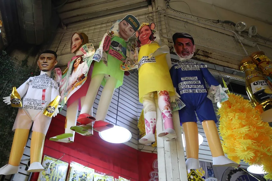 Dina Boluarte y la tiktoker Moca, los personajes más deseados para quemar en Perú