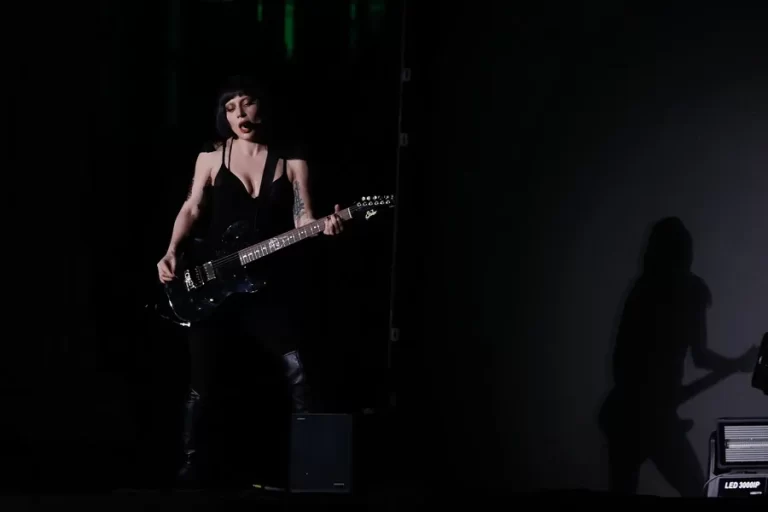 Devuelven a un fan que interrumpió un concierto de Ariana Grande durante el show de Lady Gaga