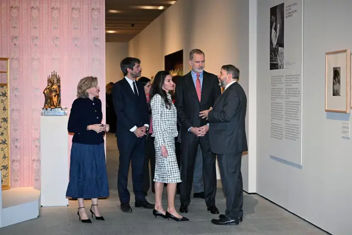 Los Reyes abren la muestra sobre la reina Victoria Eugenia en la Galería de las Colecciones Reales