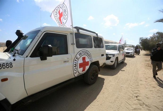 Archivo - Veh&iacute;culos del Comit&eacute; Internacional de la Cruz Roja (CICR) durante una liberaci&oacute;n en Gaza de secuestrados durante los ataques del 7 de octubre de 2023 (archivo)
