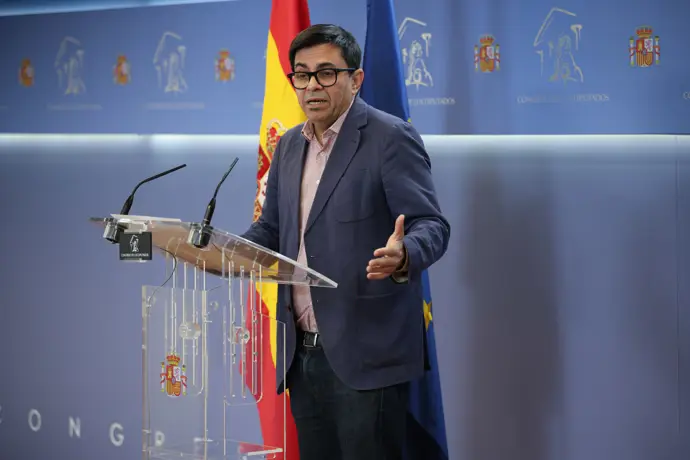 Sumar reduce el caso Ábalos a "tres golfos", pero advierte que elecciones seguirán si afecta al