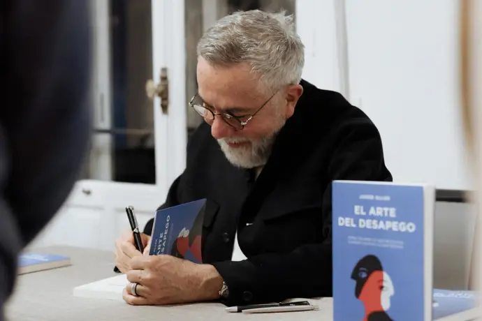 Jorge Oller lanza su primer libro titulado 'El arte del desapego' y explora nuevas perspectivas.