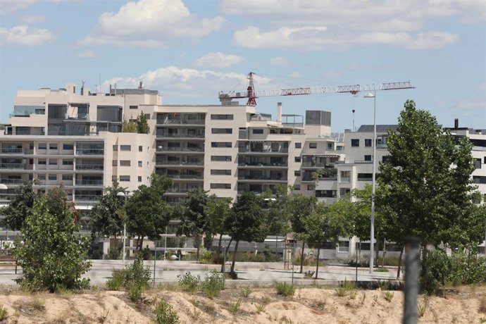 Archivo - Edificio en construcci&oacute;n en Madrid (Espa&ntilde;a), a 6 de julio de 2020.
