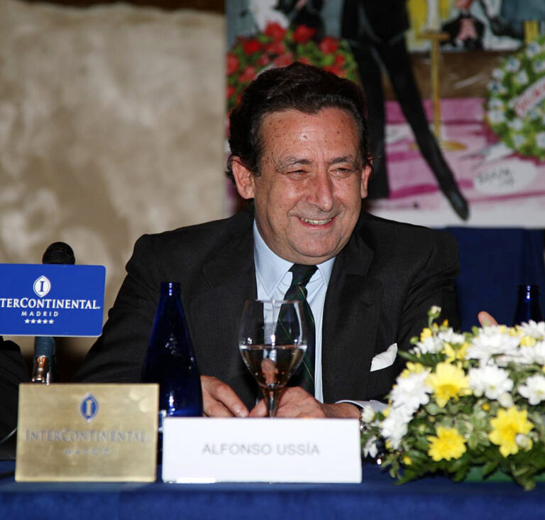 Fallece el periodista Alfonso Ussía a los 77 años, dejando un legado en el mundo del periodismo.