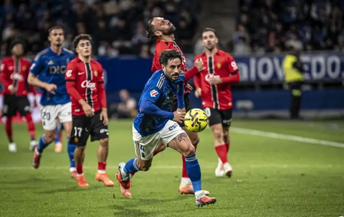 Oviedo y Mallorca empatan en un intenso partido en el Tartiere lleno de emociones y ocasiones
