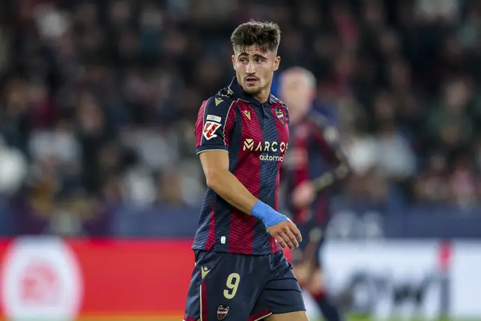 Osasuna y Levante se enfrentan en El Sadar, cada uno con sus propias necesidades.