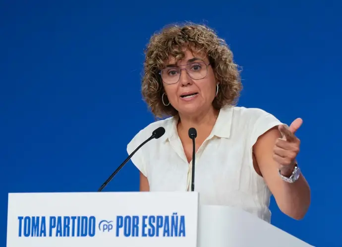 Ministras socialistas: "Nos avergüenza" el caso Salazar, critican PP y Vox en el Parlamento